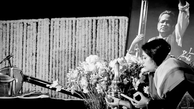 गायन करतीं कलापिनी कोमकली