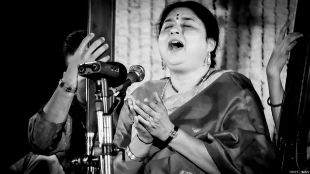 गायन करतीं कलापिनी कोमकली