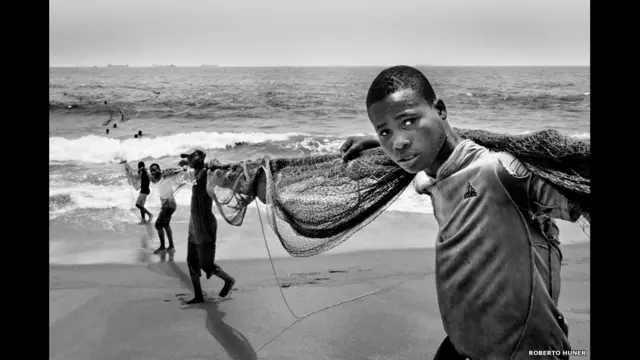 Ban giám khảo chọn ra 27 bức ảnh đoạt giải cho từng vùng. Đây là bức đoạt giải cho vùng Tiểu-Saharan, mang tên Active Fishing do Roberto Huner chụp.