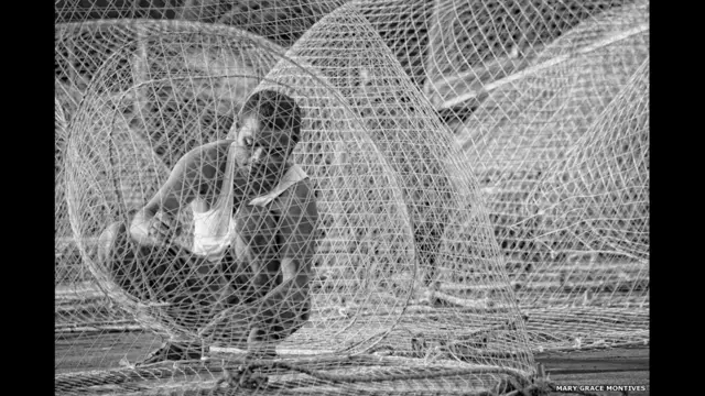 Giải cho vùng Trung Đông và Bắc Phi được trao cho Mary Grace Montives với bức ảnh người vá lưới đánh cá chụp tại Các Tiểu vương quốc Ả Rập.