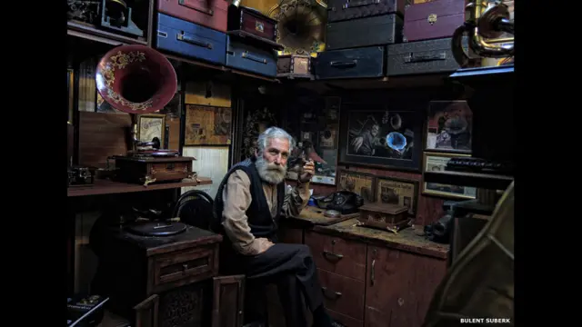 Giải nhì được trao cho Bulent Suberk với bức ảnh chụp tại Grand Bazaar ở Istanbul, Thổ Nhĩ Kỳ. Cụ già vẫn sống bằng sửa chữa máy quay đĩa. Ông được truyền nghề từ cha mình."