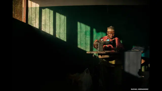 "Người thợ may đang chạy đua với thời gian để hoàn thành nốt bộ đồng phục trong ngày," là bức ảnh do Rafael Hernandez chụp và đã được nhận giải Đặc biệt (Special Mention).