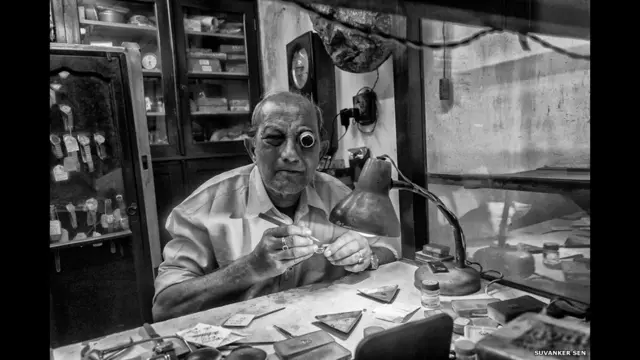 "Người đàn ông này 61 tuổi. Sửa chữa đồng hồ là nghề của gia đình ông từ 30 năm nay," theo Suvanker Sen, người đoạt giải cho vùng Nam Á.