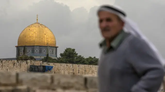 Sekitar dua-pertiga anggaran Otorita Palestina berasal dari dana pajak yang ditransfer pemerintah Israel.