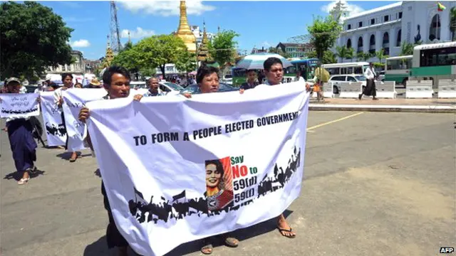 缅甸反对派支持这上街抗议有争议的宪法章程。