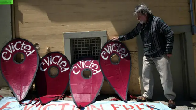 Un manifestante contra los desalojos de un edificio en favor de Airbnb en San Francisco