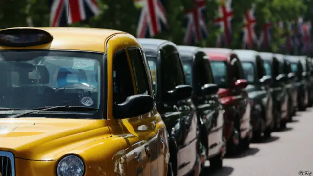 Taxis de Londres en protesta contra Uber