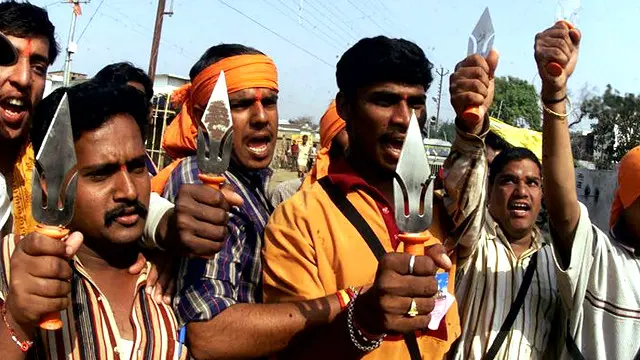 عدالت عظمی کے فیصلے کے مطابق متنازع مقام پر کسی قسم کی تعمیر کی اجازت نہیں ہے لیکن سخت گیر ہندو تنظیمیں وہاں مندر کی تعمیر کی تیاری میں مصروف ہیں