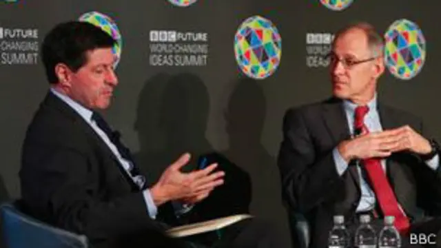 El doctor Ezekiel Emanuel, a la derecha en la foto, no apoya la eutanasia. Su punto es retar a las personas a hacer algo con sus vidas antes que la vejez lo impida.