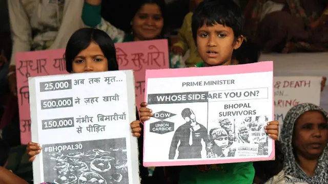 मुआवजे की मांग को लेकर प्रदर्शन