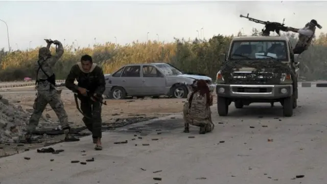 لیبیا د رقیبو ډلو د جنګ په اور کې سوځي