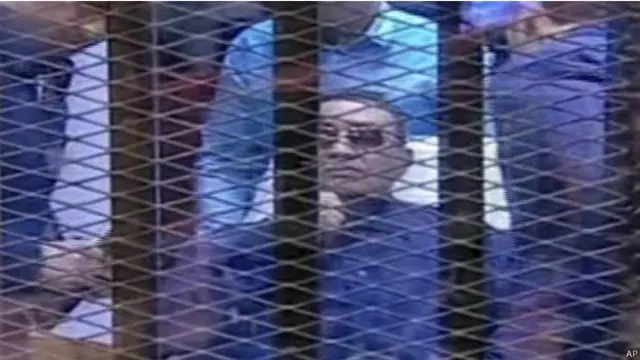 لنډه موده وروسته ولسمشر مبارک له واکه لیرې کړای شو