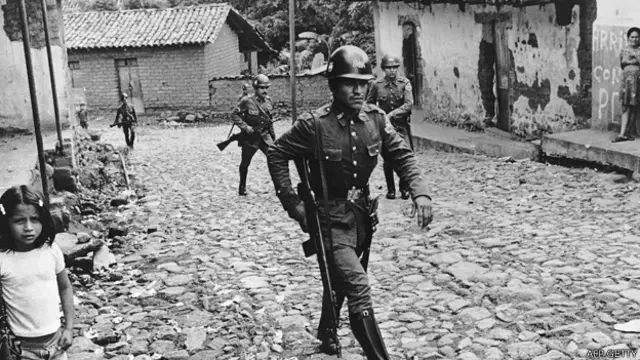 Soldado en un pueblo durante la guerra en El Salvador