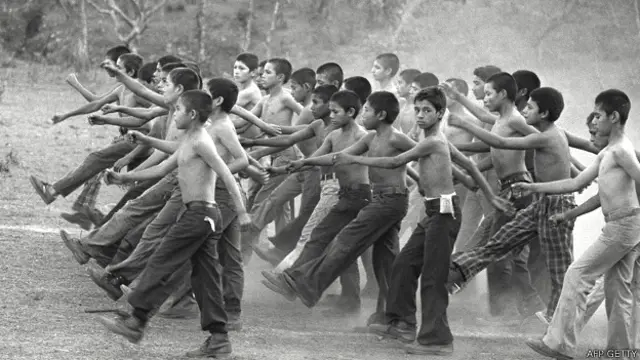 Adolescentes entrenando durante la guerra para la guerrilla del Frente Farabundo Martí de Liberación Nacional. 