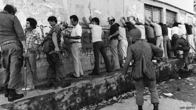 Militares ponen estudiantes contra la pared durante la guerra