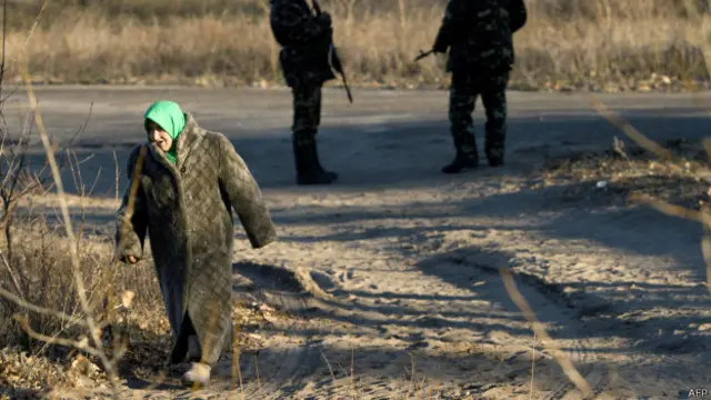 жінка у Луганській області поруч із військовими