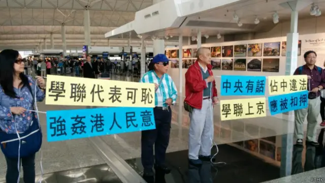 数名“爱港之声”成员亦到机场,在学联代表举办记者会的地点抗议。