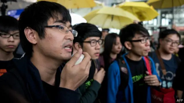 香港学联三名代表，包括学联秘书长周永康等三人，原订乘坐航班启程到北京，向中央表达“真普选”诉求。