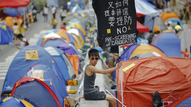 معترضان از اواخر ماه سپتامبر سال جاری در خیابان های هنگ کنگ چادر زده اند