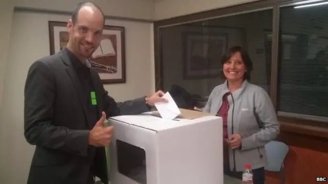 آدریا آلسینا از فعالان کارزار طرفدار استقلال رای خود را به صندوق می‌ریزد