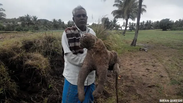 रामाकृष्णा अपने ख़राब हो गए 'बाघ' के साथ.