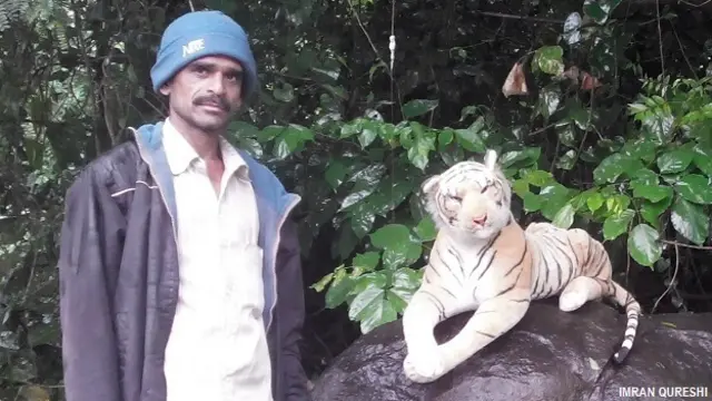 किसान शिव कुमार अपने भरे हुए बाघ के साथ.