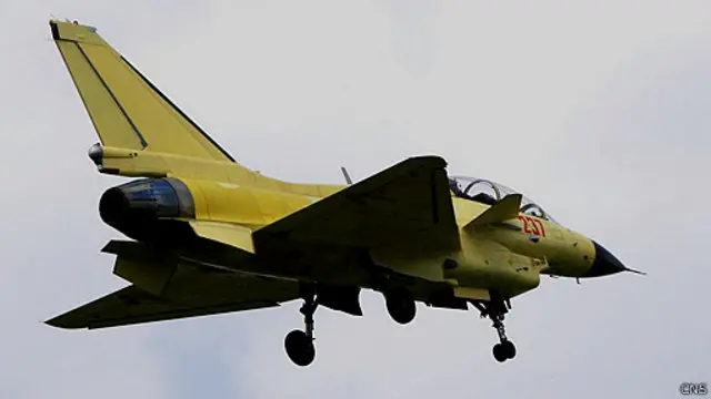 华西都市报则报道，从现场图片看，疑似中国空军主力战机歼-10B。（资料图）