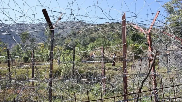 नियंत्रण रेखा पर लगे कंटीले बाड़