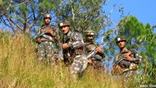 नियंत्रण रेखा पर चौकसी करते भारतीय सैनिक.