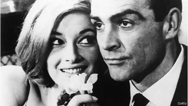 شون کانری و دانیلا بیانچی در نمایی از فیلم جیمزباندی To Russia, with love نوشته یان فلمینگ