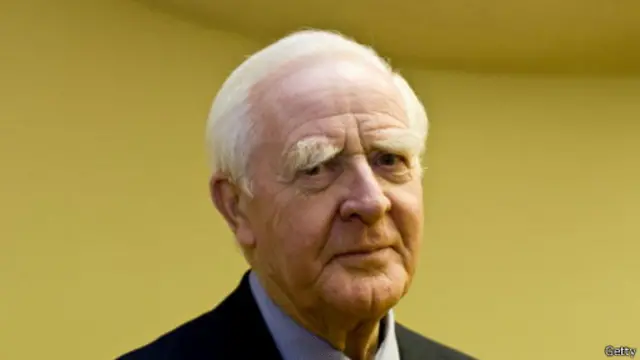 جان لو کاره، نویسنده بریتانیایی