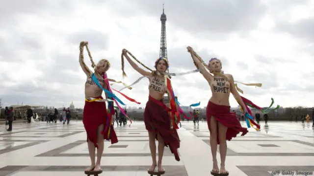 Участницы группы FEMEN в Париже