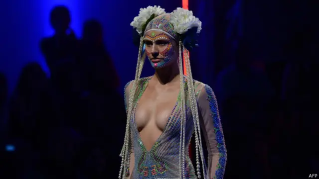 Работа идийского модельера Маниш Арора на Неделе индийской высокой моды