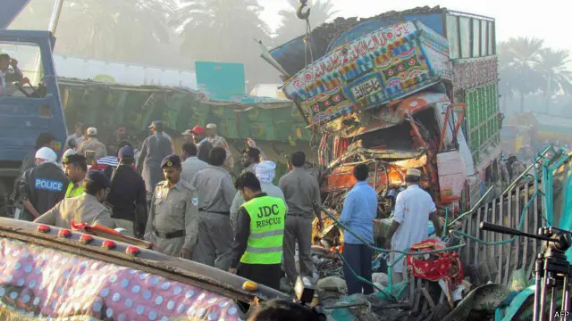 حال ہی میں صوبہ سندہ کے علاقے خیر پور میں مسافر بس اور ٹرک کے تصادم میں 60 افراد ہلاک ہو گئے تھے