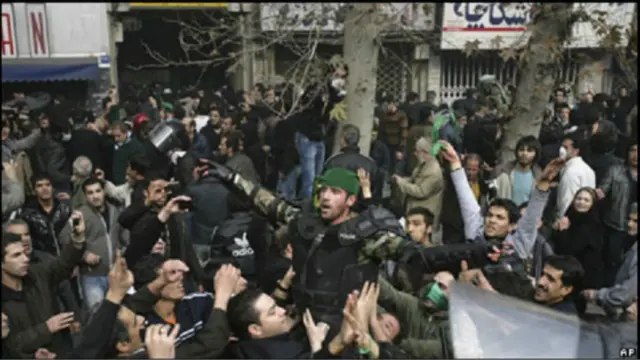 كان الضحايا اعتقلوا اثناء المظاهرات الحاشدة التي خرجت في طهران ضد الرئيس الايراني السابق محمود أحمدي نجاد.