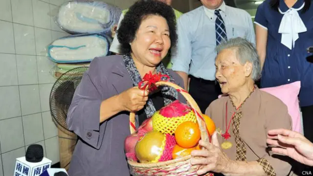 陳菊探訪老人（台灣中央社圖片1/10/2014）