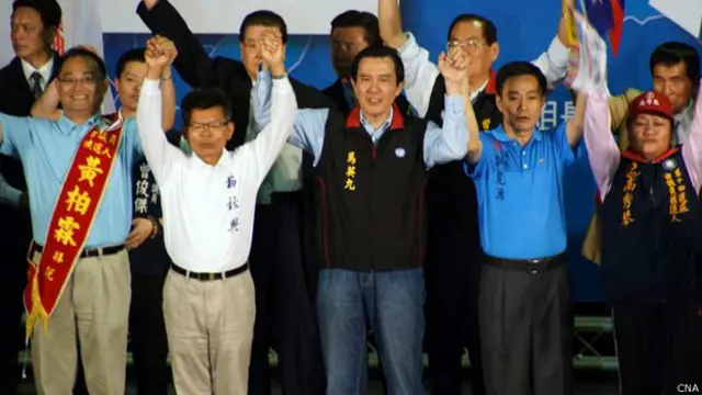 楊秋興（左二）與馬英九（中）在高雄造勢活動上（台灣中央社圖片16/10/2014）