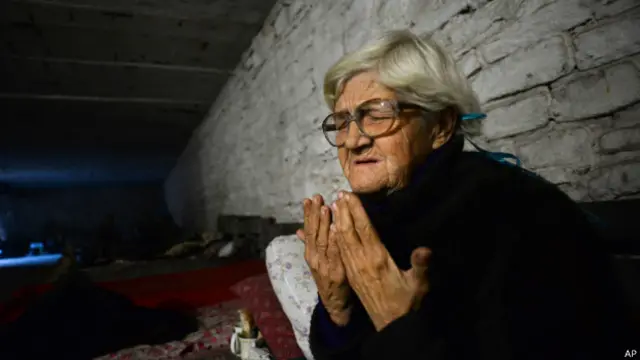 По неофициальным подсчетам, на территории, контролируемой ЛНР, живут около 300 тысяч пенсионеров.