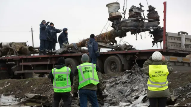 погрузка частей фюзеляжа 