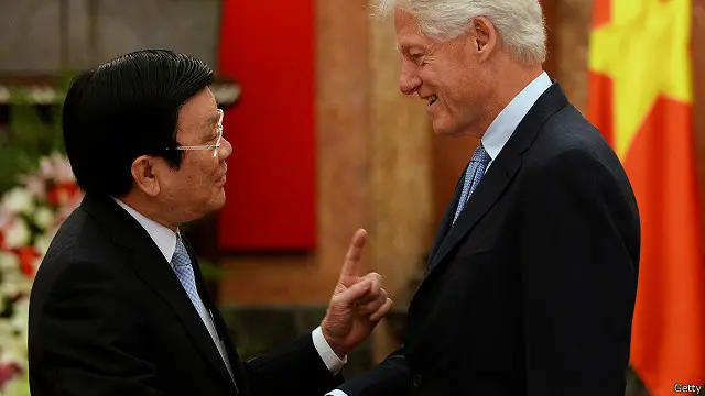 Ông Trương Tấn Sang đón cựu Tổng thống Hoa Kỳ Bill Clinton ở Hà Nội hồi tháng Bảy