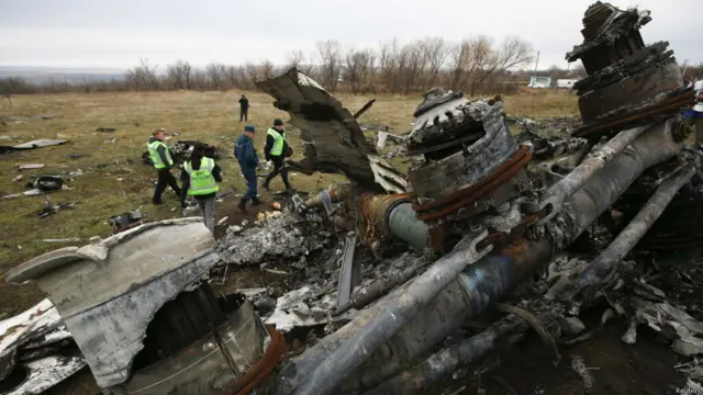 Dutch investigators and an Emergencies Ministry member work at the site where the downed Malaysia Airlines flight MH17 crashed, near the village of Hrabove (Grabovo) in Donetsk region, eastern Ukraine November 16, 2014. 荷兰清理人员在坠机现场清理残骸。