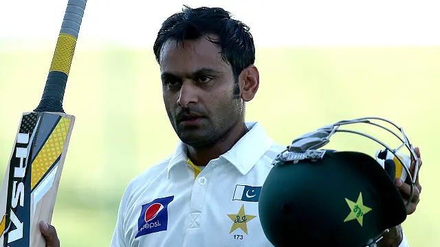 پاکستان کی کرکٹ ٹیم کے کھلاڑی محمد حفیظ نے بنگلہ دیشی پریمیئر لیگ میں سپاٹ فکسنگ میں ملوث سزا یافتہ فاسٹ بولر محمد عامر کے ساتھ کھیلنے سے انکار کر دیا ہے