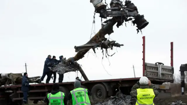 Dutch investigators and an Emergencies Ministry member work at the site where the downed Malaysia Airlines flight MH17 crashed, near the village of Hrabove (Grabovo) in Donetsk region, eastern Ukraine November 16, 2014. 荷兰清理人员在坠机现场清理残骸。