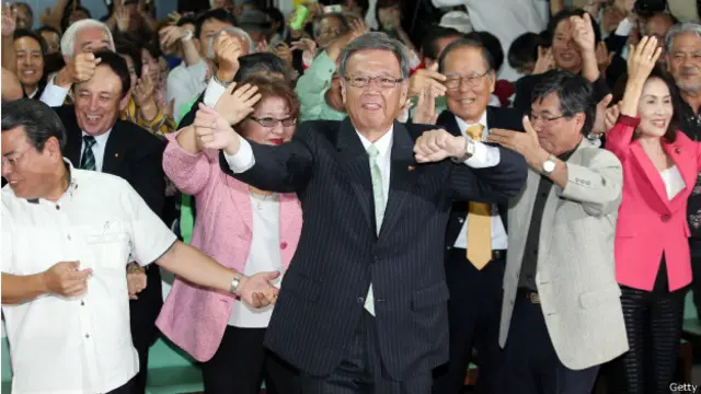 翁长雄志（中）与支持者欢呼胜利