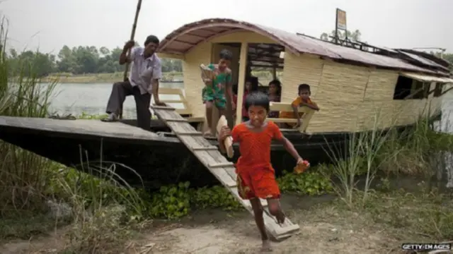 नाव पर तैरते स्कूल