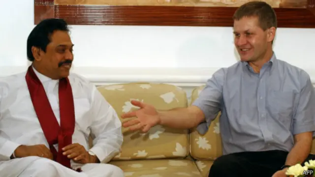 2006 වසරේ සාම සාකච්ඡා පැවති සමයේදී ජනාධිපති මහින්ද රාජපක්ෂ සහ සාම නියෝජිත එරික් සෝල්හයිම් අතර හමුවක් 