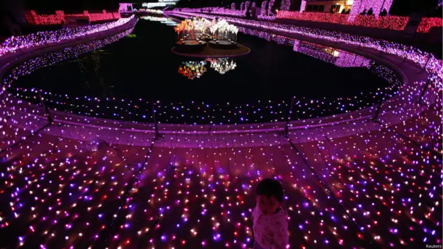 Seorang anak 'bermandikan' sinar 