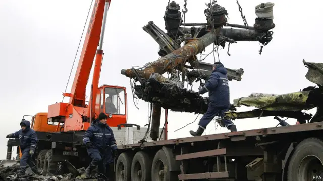 Кран поднимает обломок малайзийского самолета