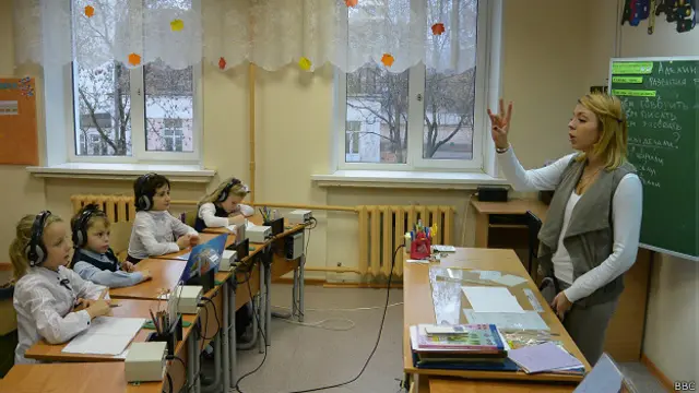 Занятия в школе для слабослышащих детей