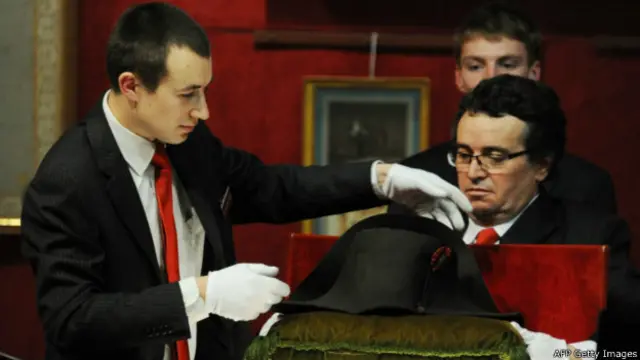 Двууголка Наполеона на акционных торгах во Франции